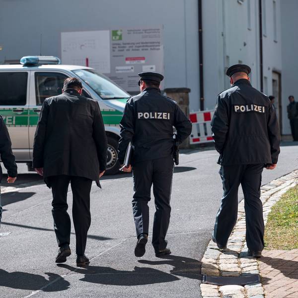 Einsatzkräfte der Polizei gehen in Richtung des Kinder- und Jugendhilfezentrums in Wunsiedel.