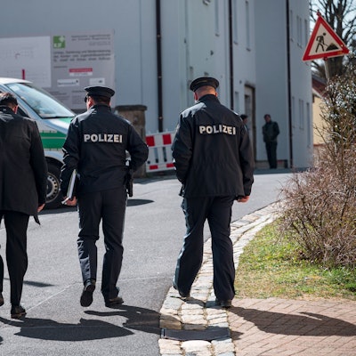 Einsatzkräfte der Polizei gehen in Richtung des Kinder- und Jugendhilfezentrums in Wunsiedel.