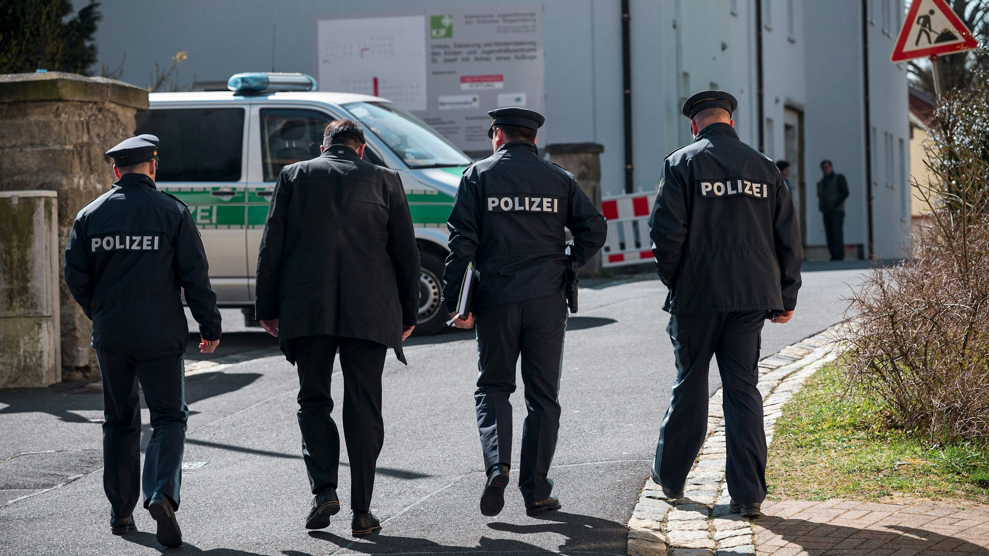 Bayern, Wunsiedel: Einsatzkräfte der Polizei gehen in Richtung des Kinder- und Jugendhilfezentrums. Ein zehnjähriges Mädchen war Anfang April in dem Kinder- und Jugendhilfezentrum tot aufgefunden worden. (Archivbild)