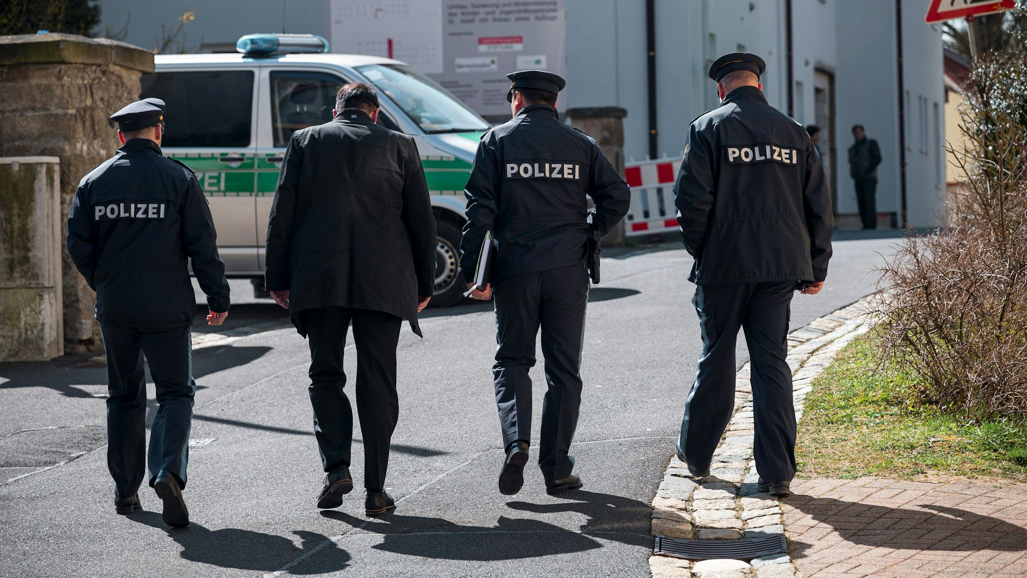 Einsatzkräfte der Polizei gehen in Richtung des Kinder- und Jugendhilfezentrums in Wunsiedel.