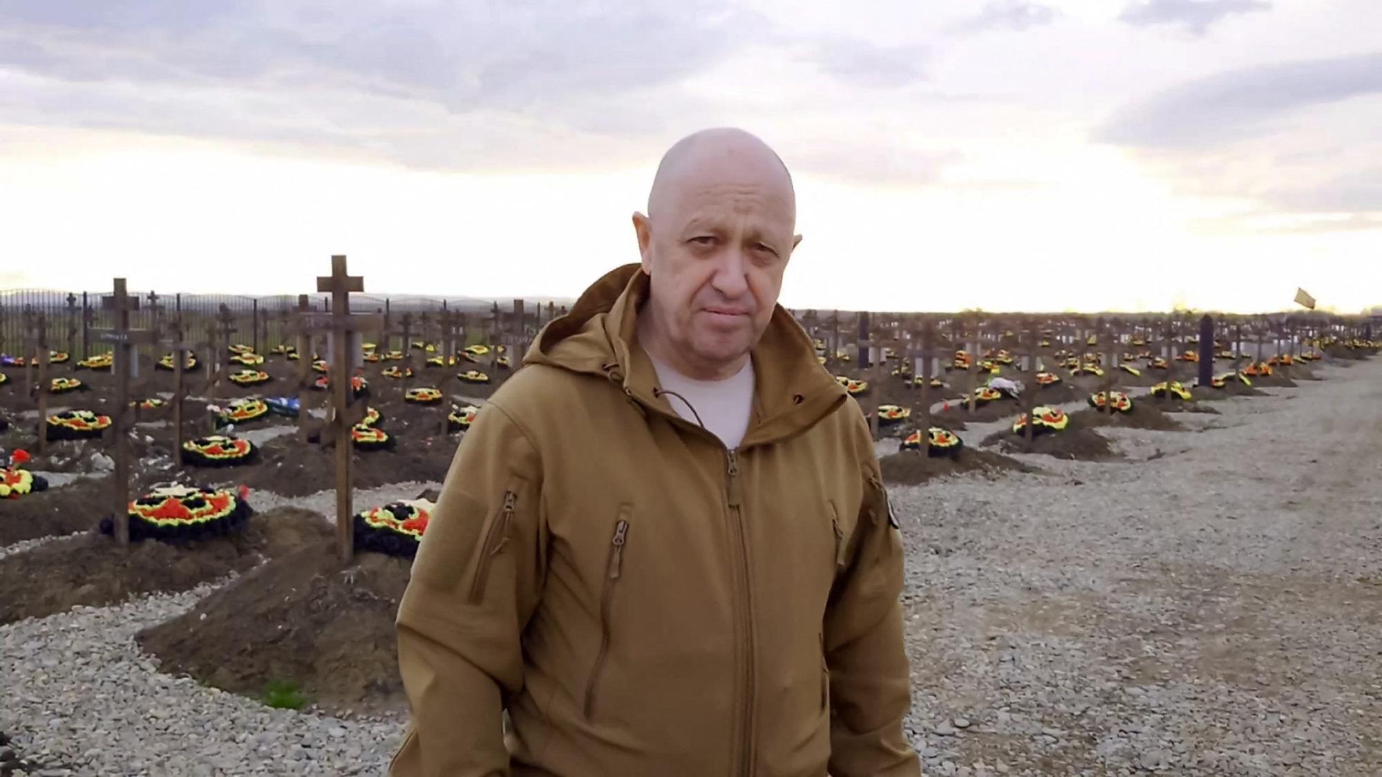 Jewgeni Prigoschin auf einem Friedhof für gefallene Wagner-Söldner. „Ja, der Friedhof wächst“, erklärte der Chef der Söldnergruppe in einem Video am Donnerstag.