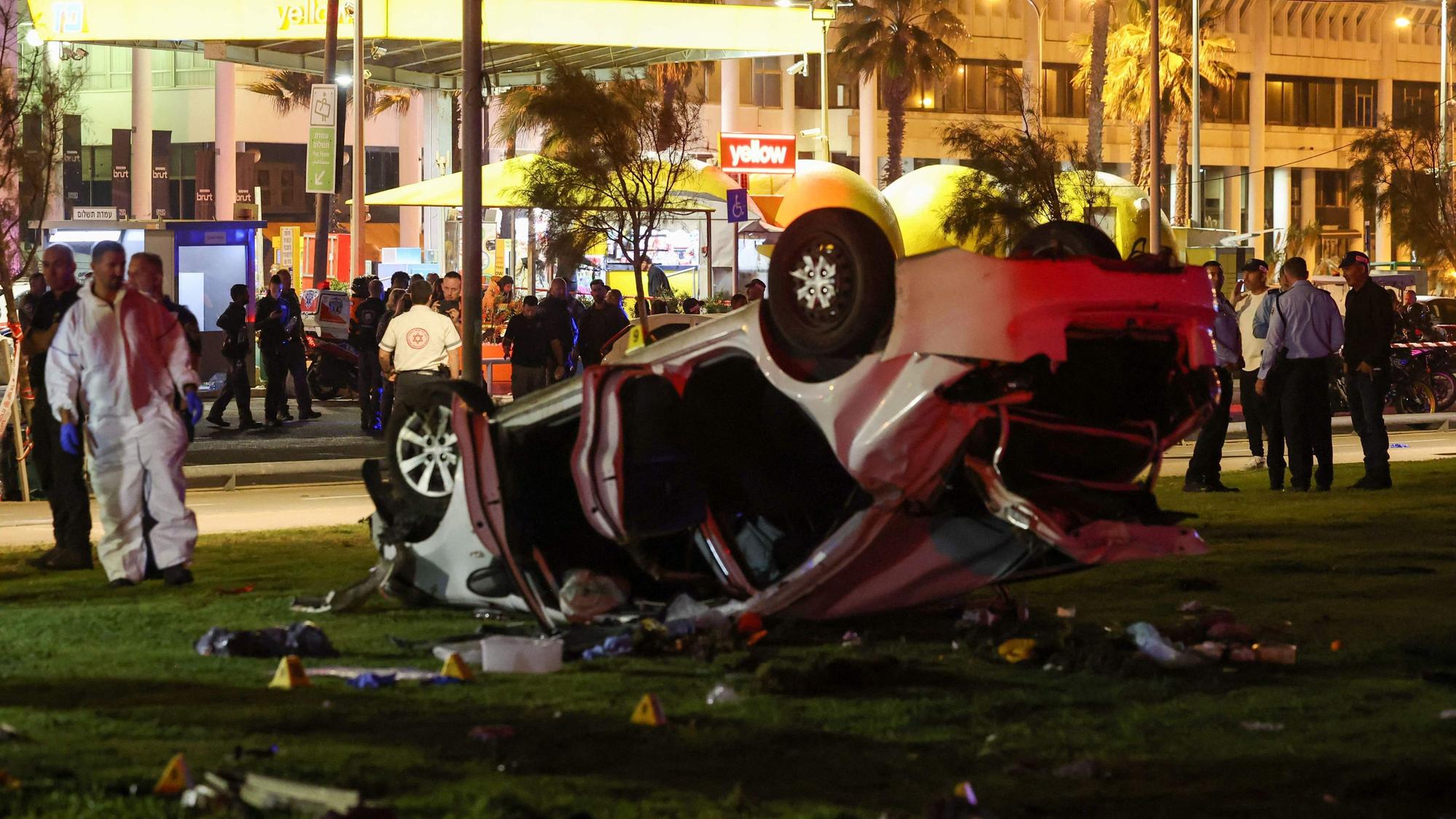 Bei einem Anschlag fuhr ein Attentäter mit einem Auto in eine Menschengruppe, ein italienischer Tourist wurde getötet.