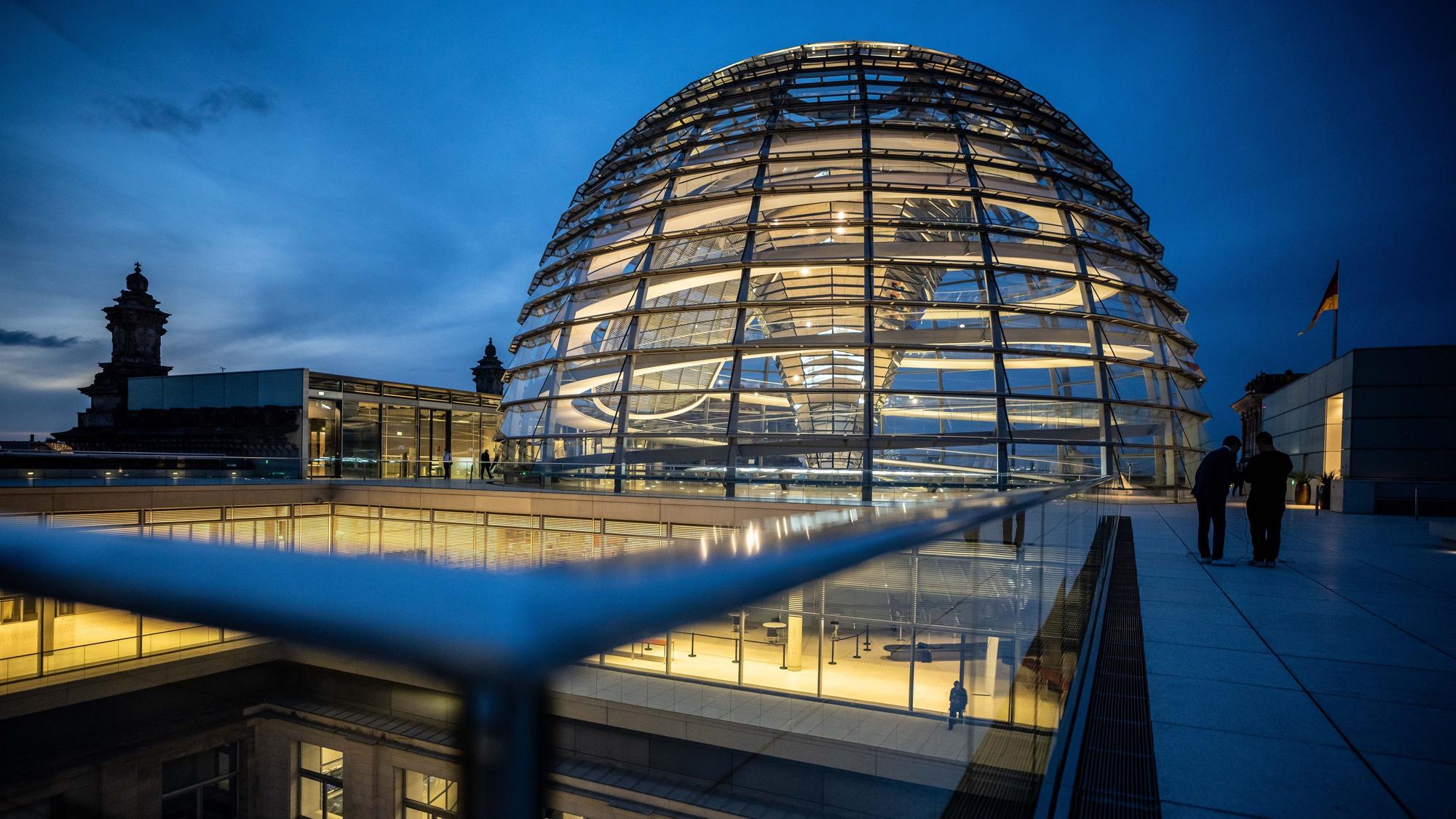 Der Deutsche Bundestag im Reichstagsgebäude mit der gläsernen Kuppel.
