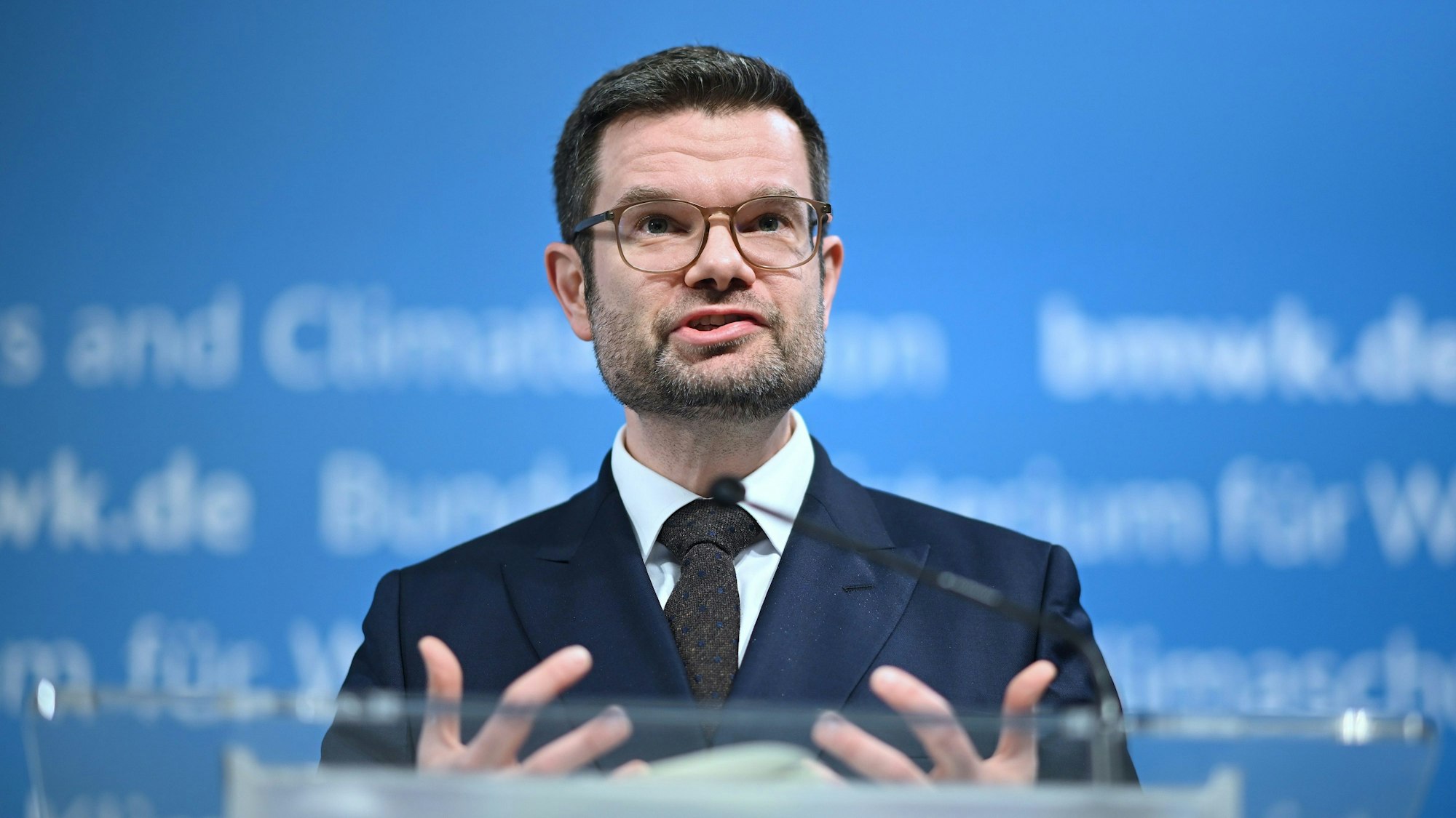 Marco Buschmann (FDP), Bundesminister der Justiz, spricht bei einem Pressestatement zum Kabinettbeschluss zur Novelle des Kartell- und Wettbewerbsrechts.