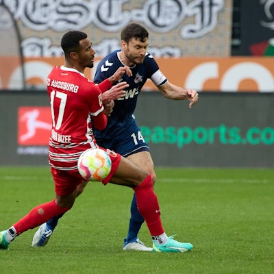 Noah Sarenren Bazee (FC Augsburg) und FC-Kapitän Jonas Hector im Zweikampf.