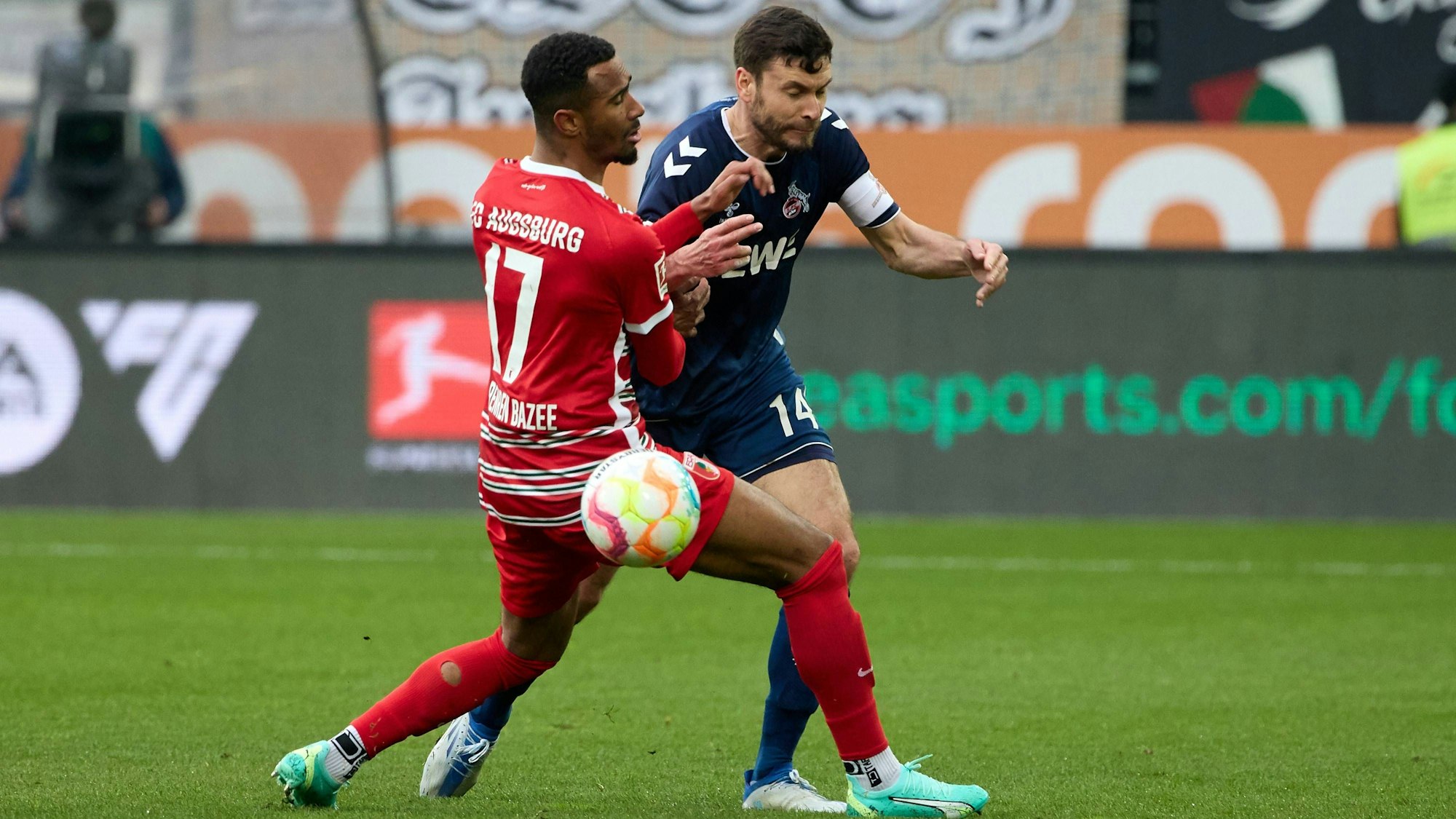 Noah Sarenren Bazee (FC Augsburg) und FC-Kapitän Jonas Hector im Zweikampf.