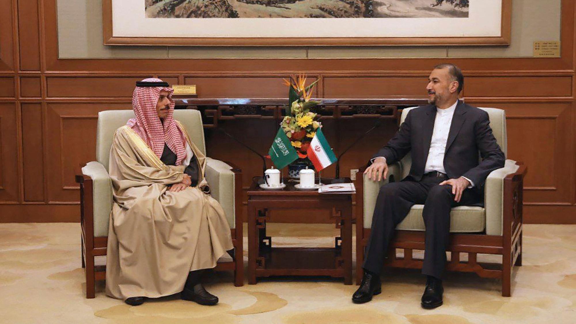 Hussein Amirabdollahian (r), Außenminister des Iran, bei einem Treffen mit Prinz Faisal bin Farhan Al Saud, Außenminister von Saudi-Arabien, in Peking.