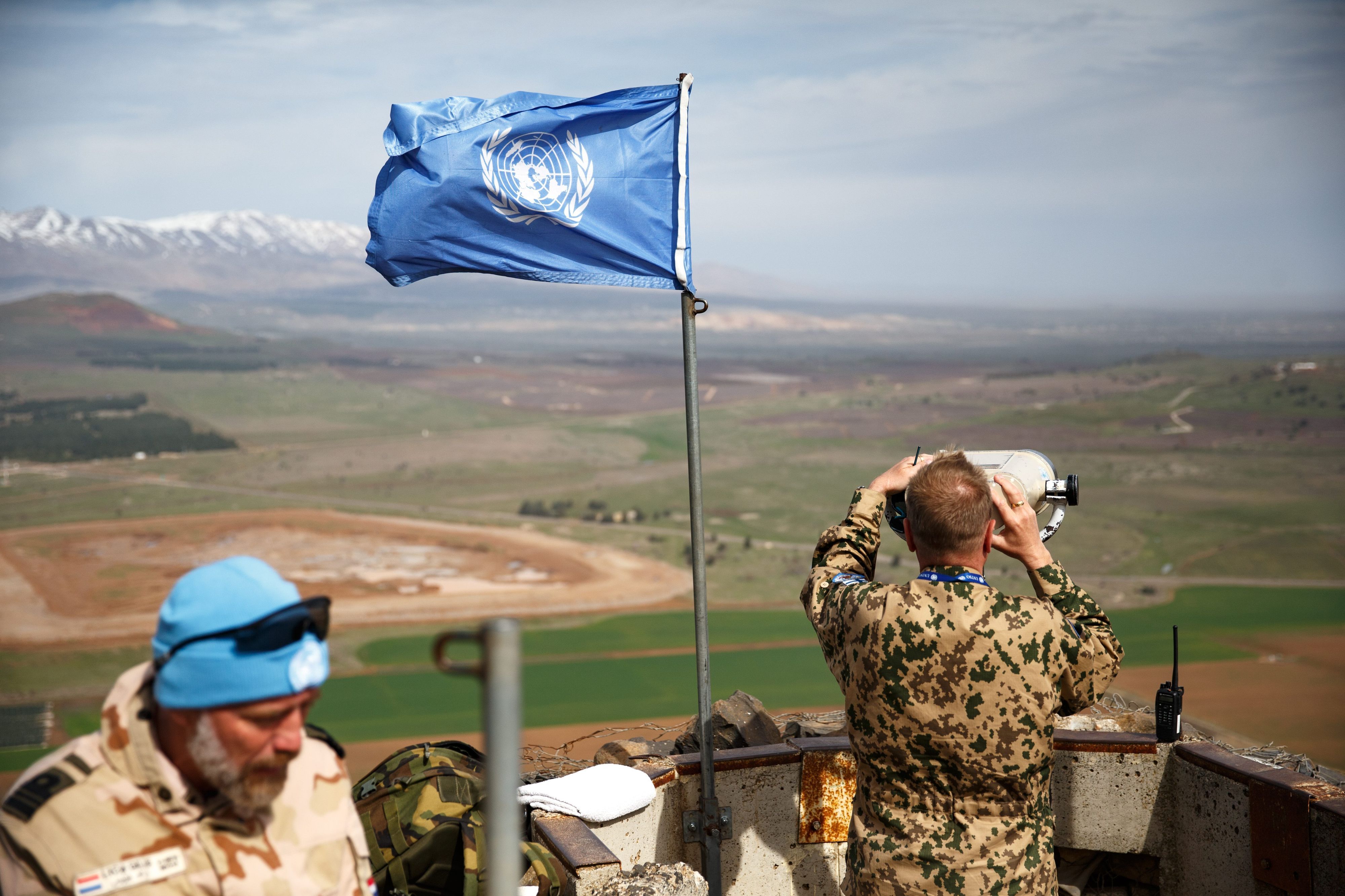 Zwei Mitglieder der United Nations Disengagement Observer Force (UNDOF) stehen auf einer Aussichtsplattform auf Berg Bental.