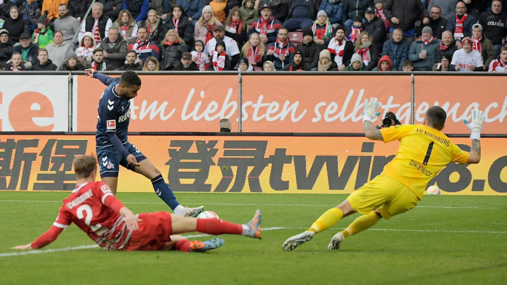 Kölns Linton Maina bei seinem Torschuss zum 3:1.