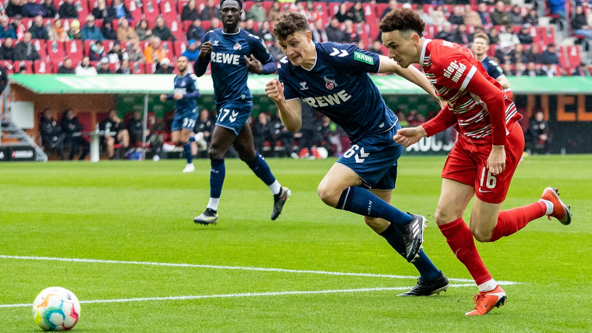 Starker Auftritt und erstes Bundesligator: FC-Sechser Eric Martel (links) im Duell mit Augsburgs Ruben Vargas.