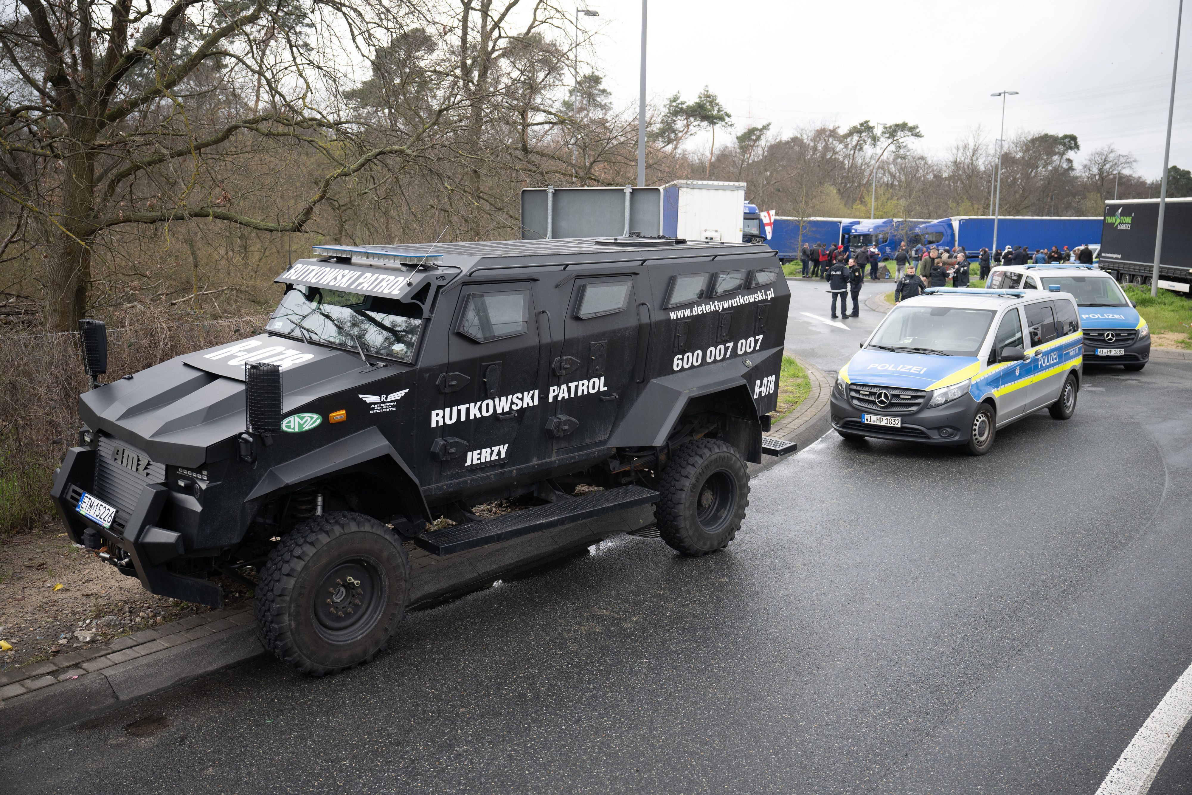 Ein gepanzerter Wagen des Sicherheitsdienstes steht nach einem Polizeieinsatz auf der Raststätte Gräfenhausen.