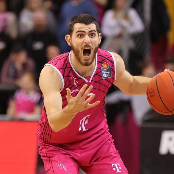Sebastian Herrera im Telekom Baskets Laibchen schreit, mit Basketball in der Hand