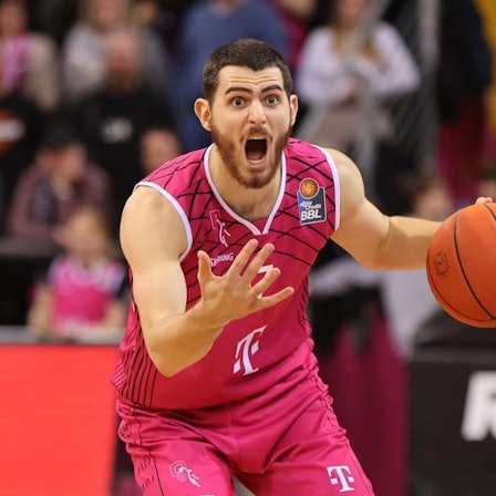 Sebastian Herrera im Telekom Baskets Laibchen schreit, mit Basketball in der Hand