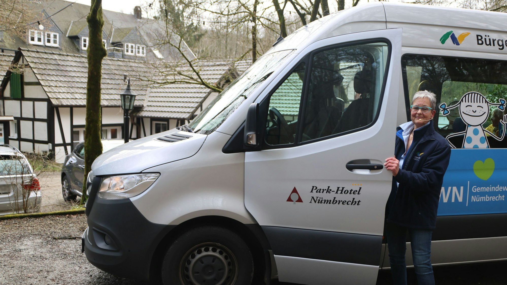Dörfer-Tour Nümbrecht, Birgit Hinzberger beim Halt an der Holsteins Mühle