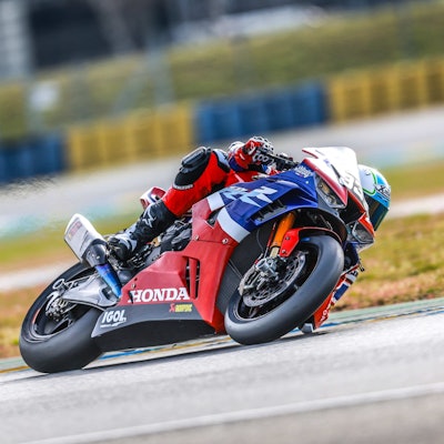 Auf seiner neuen Maschine von Honda ist Florian Alt schneller unterwegs.