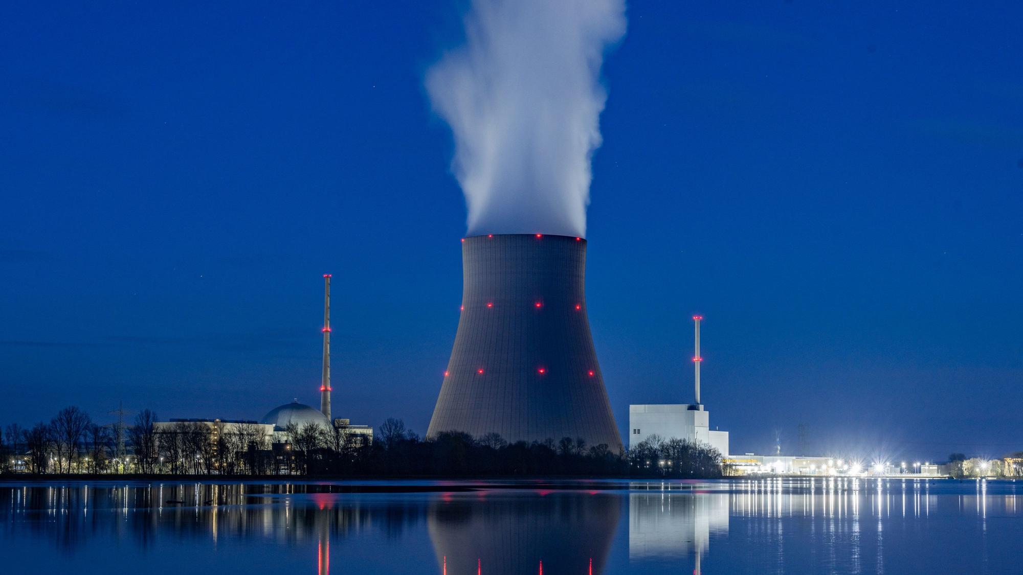Wasserdampf steigt aus dem Kühltum des Kernkraftwerks Isar 2. Laut Atomgesetz soll die endgültige Abschaltung des Kraftwerkes am 15. April erfolgen. (zu dpa «Aus für Atomkraft - Letztes AKW in Bayern geht vom Netz») +++ dpa-Bildfunk +++