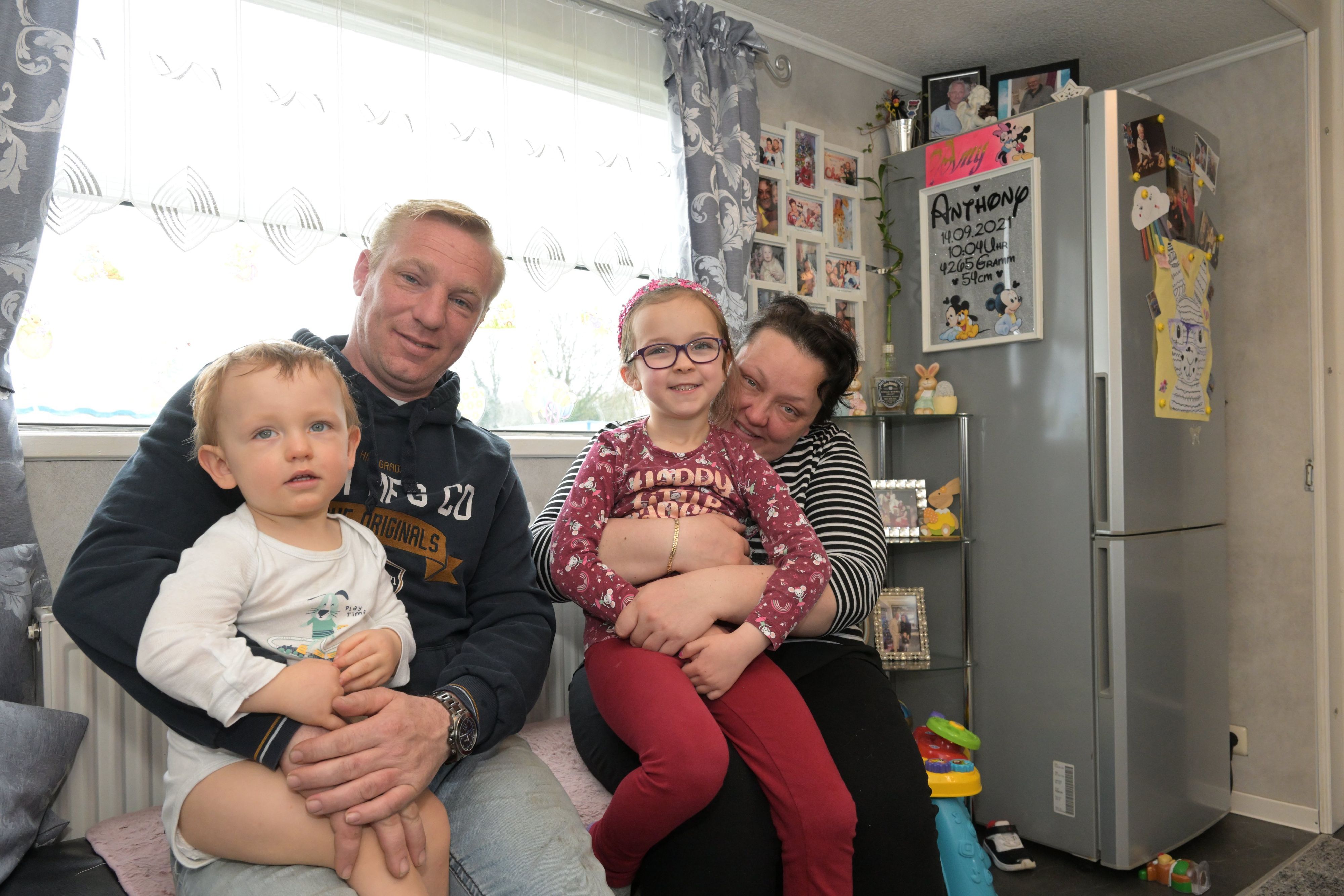 Die vierköpfige Zirkusfamilie Familie Weiss in ihrem Wohnwagen.