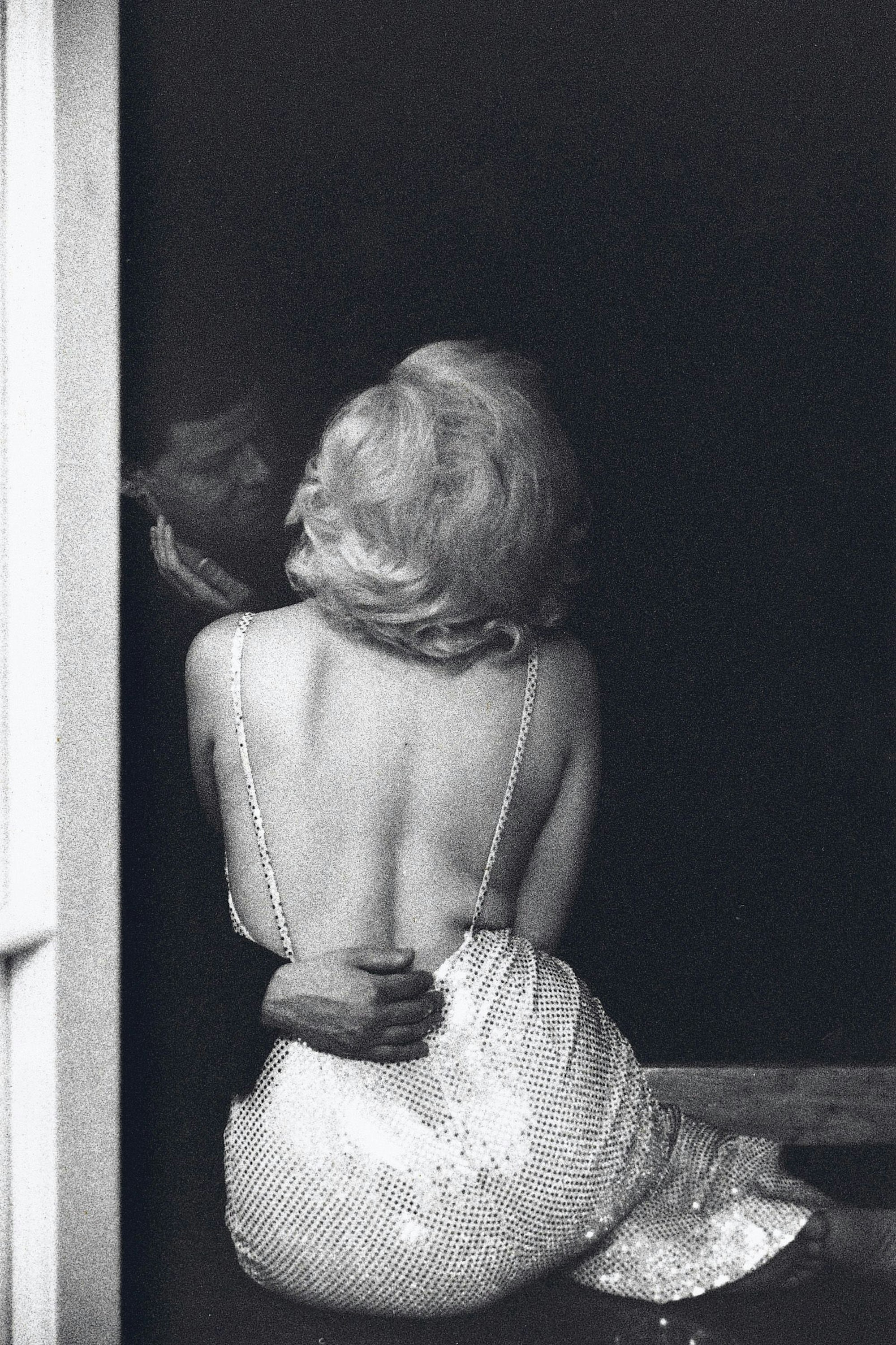 Doppelgänger der Schauspielerin Marilyn Monroe und des ehemaligen US-Präsidenten John F. Kennedy sitzen an einem Fenster. Das Foto stammt von der britischen Künstlerin Alison Jackson.