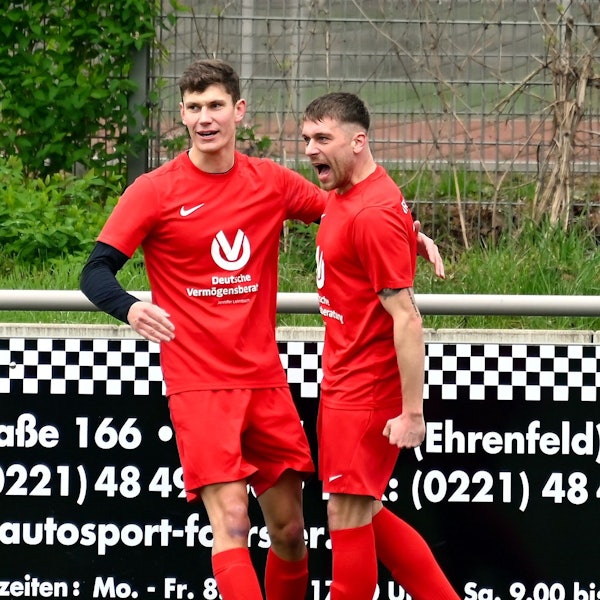 02.04.2023, Fussball-SC West II - Sinnersdorf
links: Robert Fink (Sinnersdorf)
rechts: Rene Römer (Sinnersdorf) Torschütze zum 1:0
Foto: Uli Herhaus