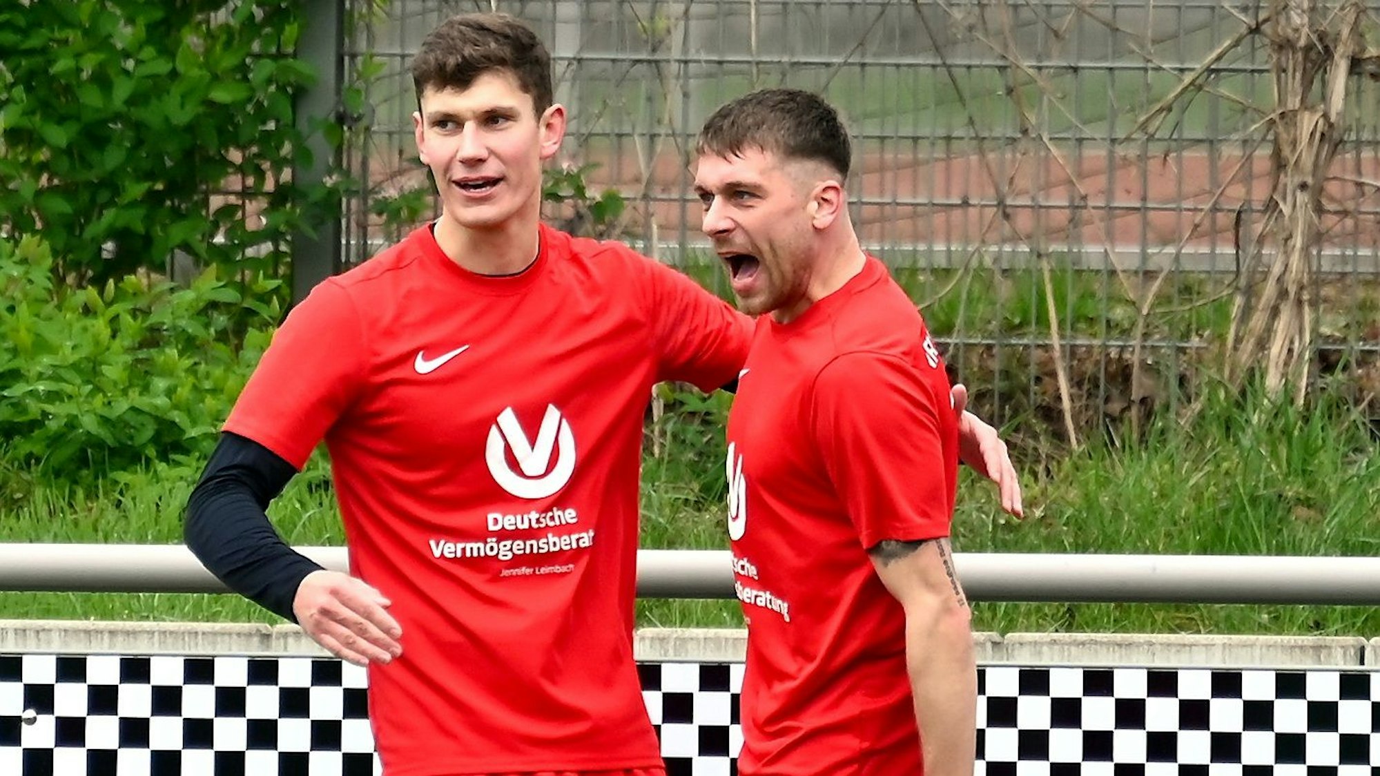 02.04.2023, Fussball-SC West II - Sinnersdorf
links: Robert Fink (Sinnersdorf)
rechts: Rene Römer (Sinnersdorf) Torschütze zum 1:0
Foto: Uli Herhaus