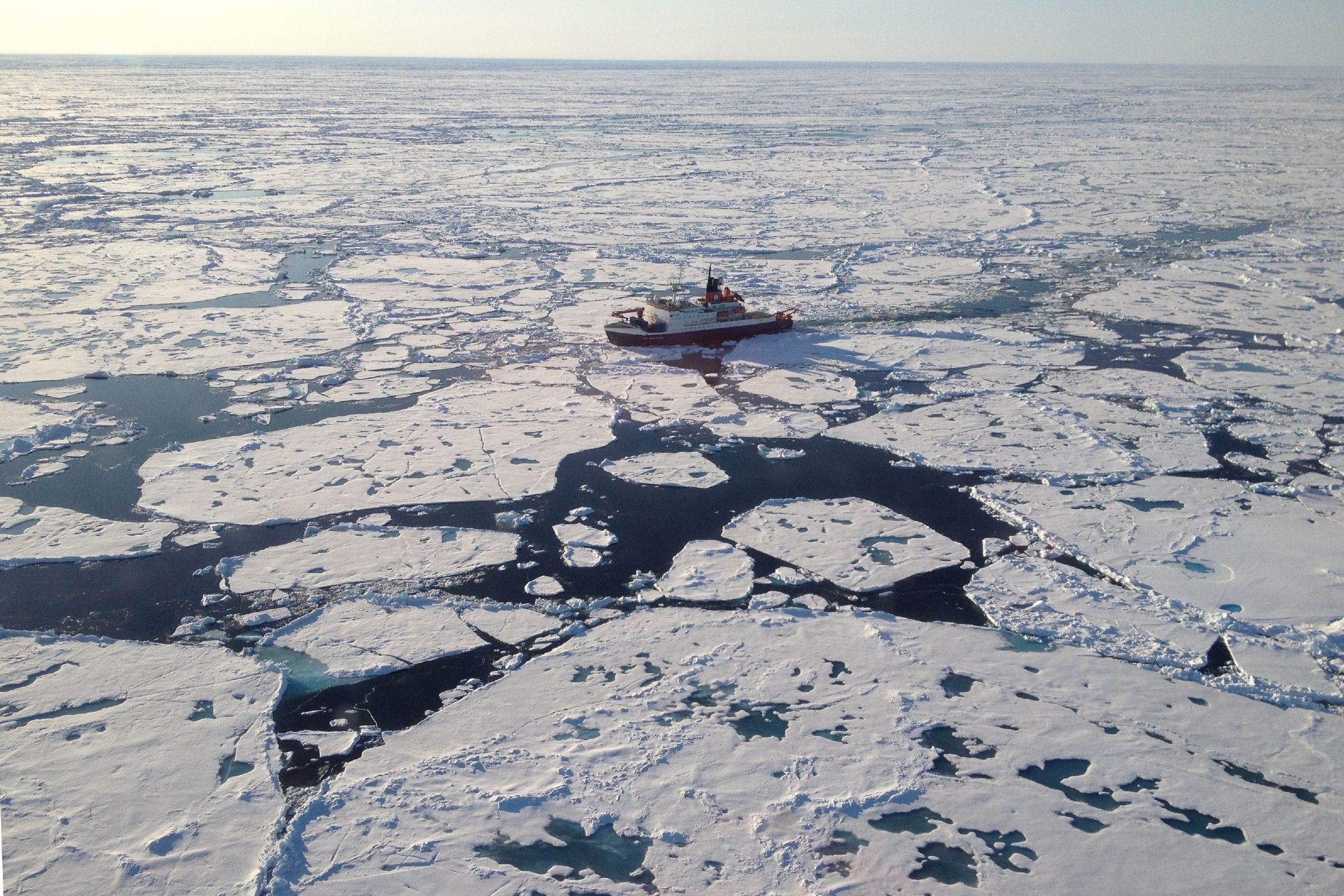 Lomonossow-Rücken: Der Eisbrecher Polarstern auf einer Forschungsfahrt in der Arktis.
