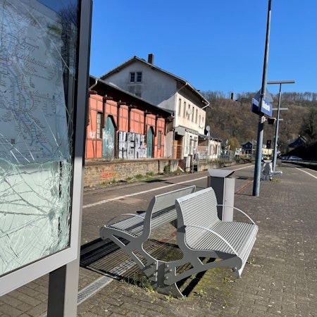 Einer von zwei vor geraumer Zeit eingeschlagenen Aushangkästen am Bahnhof in Ründeroth.
