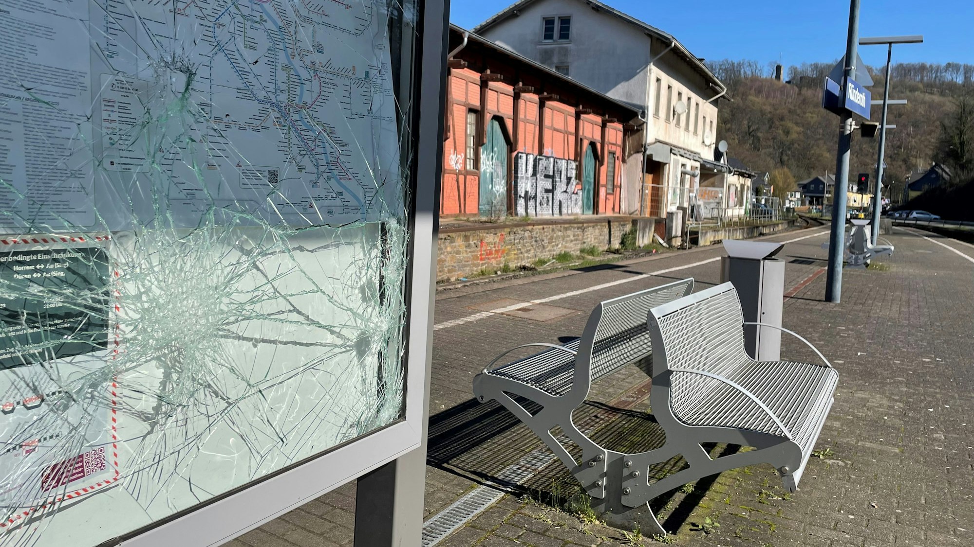 Einer von zwei vor geraumer Zeit eingeschlagenen Aushangkästen am Bahnhof in Ründeroth.