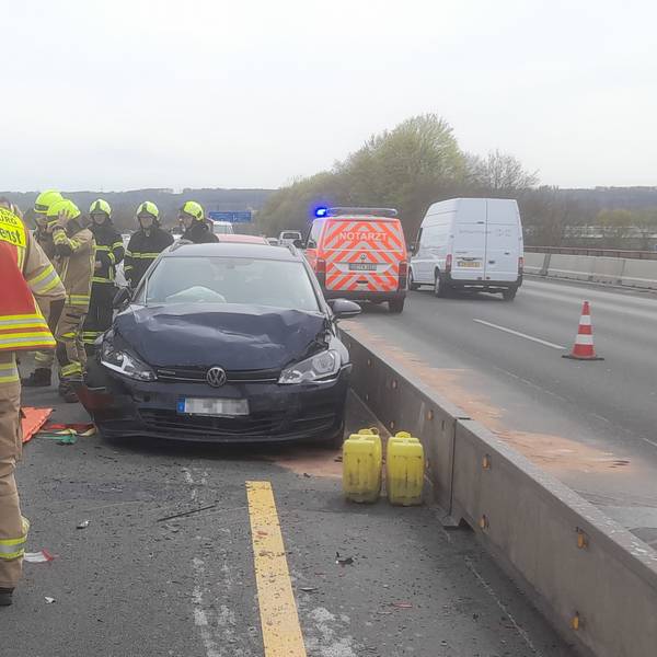 Ein beschädigtes Fahrzeug nach einem Unfall.
