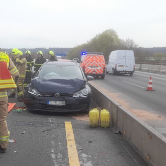 Ein beschädigtes Fahrzeug nach einem Unfall.