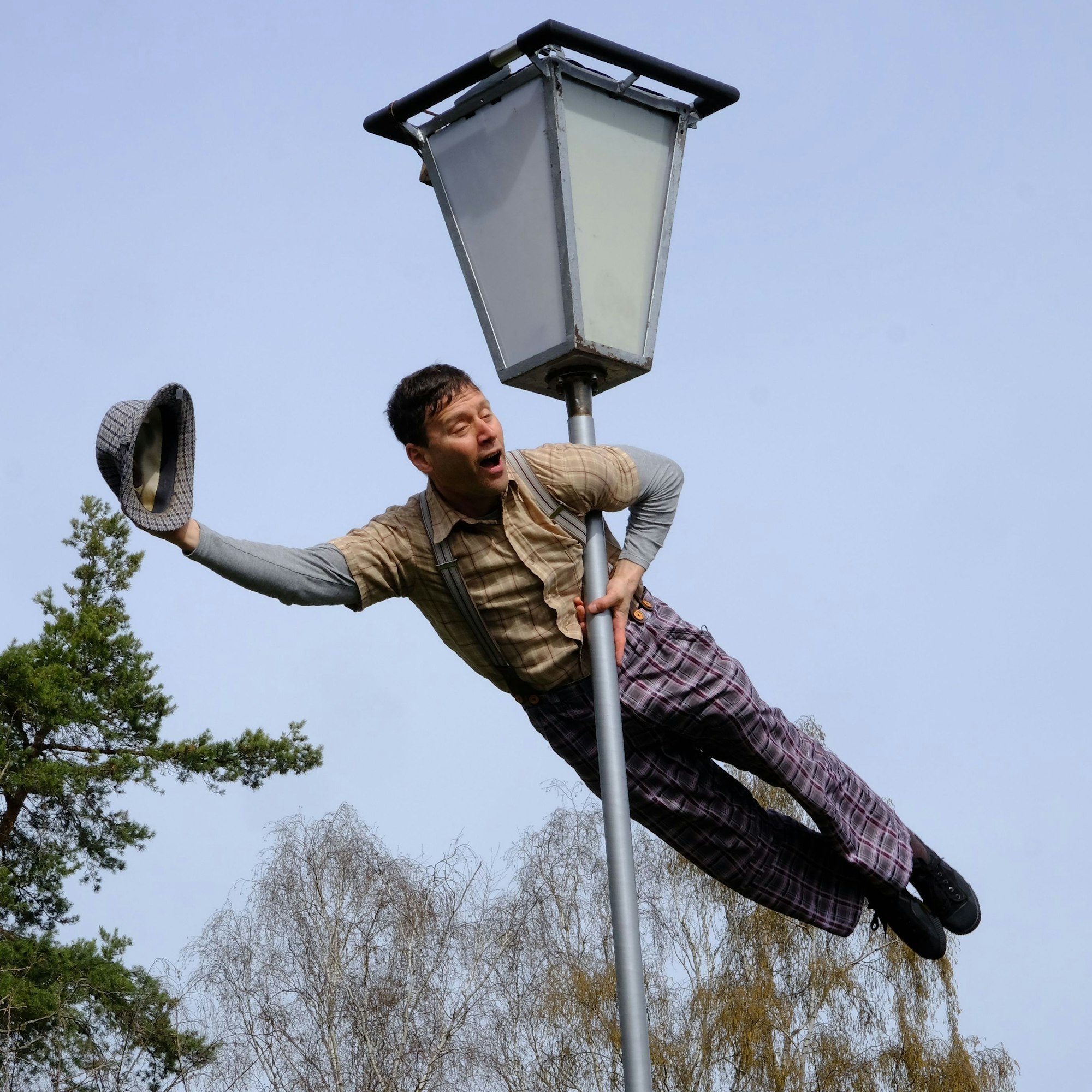 Stangenakrobat Noah Chorny beim "Jahrmarkt anno dazumal" im LVR-Freilichtmuseum Kommern.