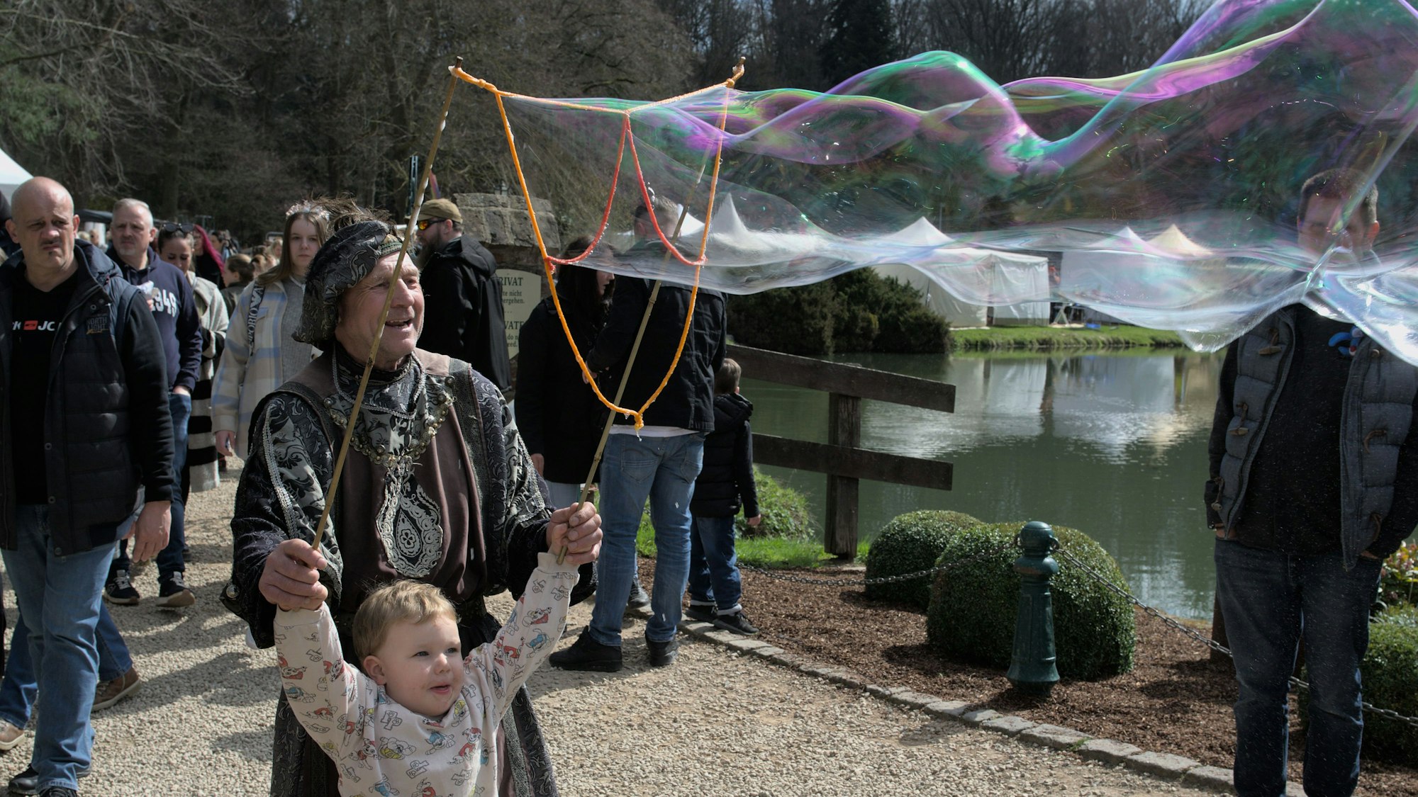 Seifenblasen-Künstler und Besucher des Ostermarktes auf der Burg Satzvey.
