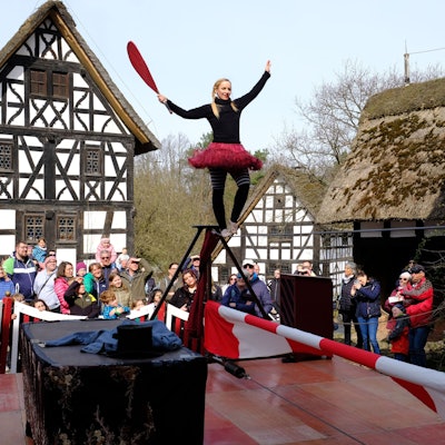 Seiltänzerin Silea beim "Jahrmarkt anno dazumal" im LVR-Freilichtmuseum Kommern.