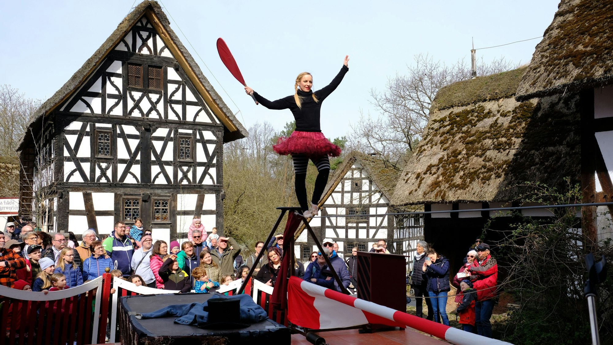 Seiltänzerinbeim „Jahrmarkt anno dazumal“.