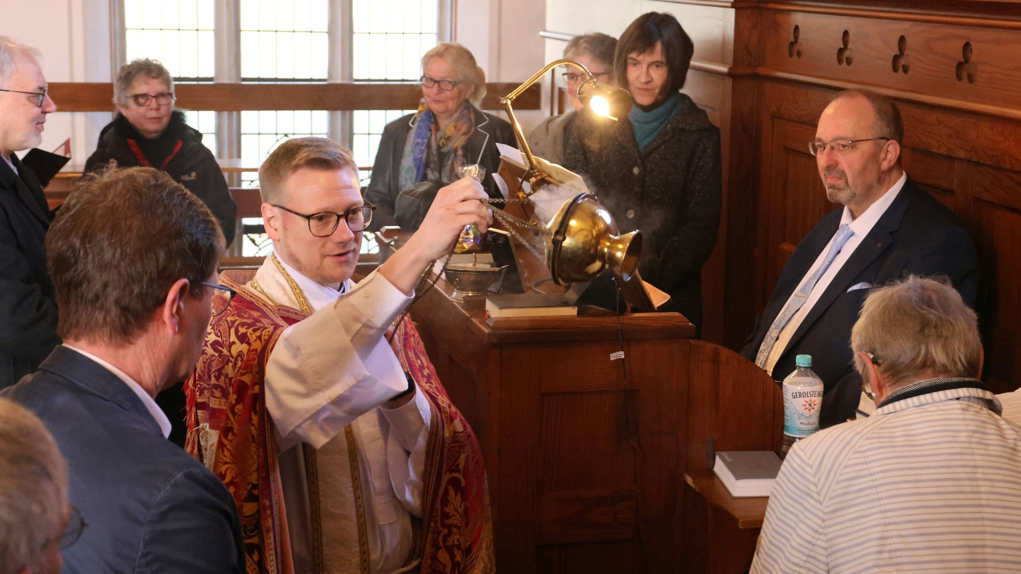 Zu Beginn der Ostermesse in der mit Efeukränzen geschmückten Kirche segnete Kaplan Michael Schiller die Orgel erneut ein.