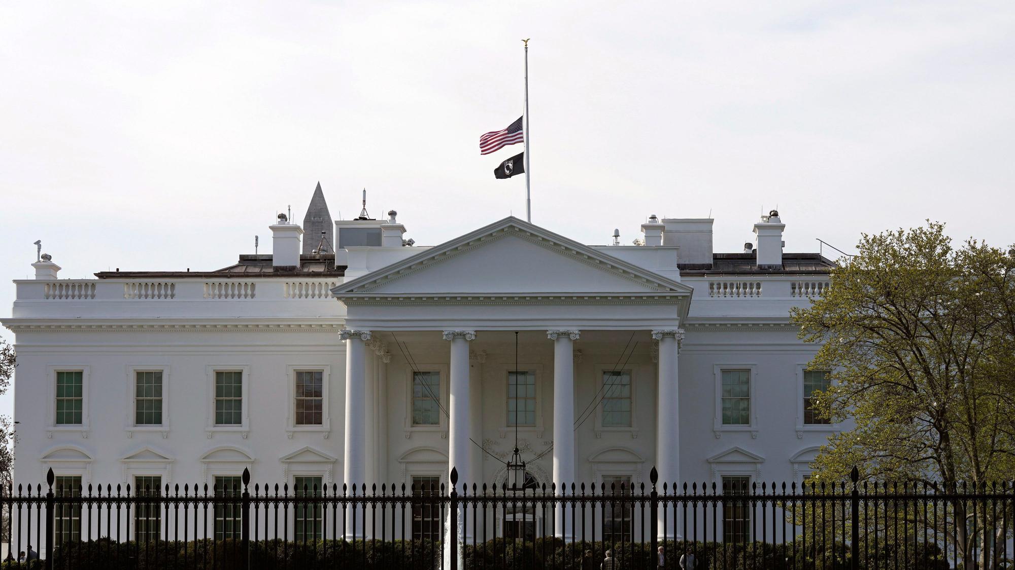 28.03.2023, USA, Washington: Die US-Flagge am Weißen Haus hängt auf Halbmast.