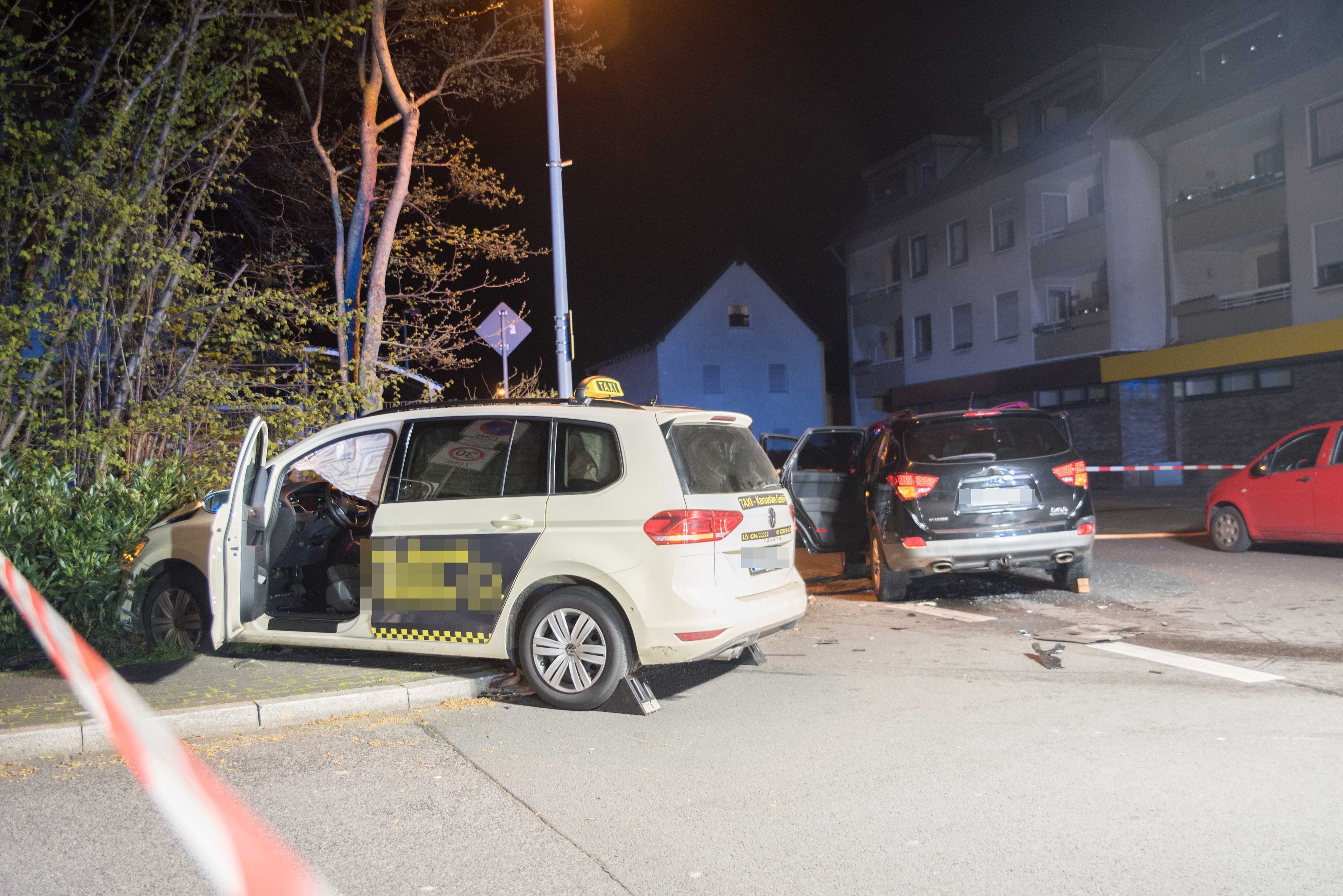 Bei einem schweren Unfall in Leverkusen wurden zehn Menschen verletzt. Die beiden Unfallautos waren infolge der Kollision schwer beschädigt.