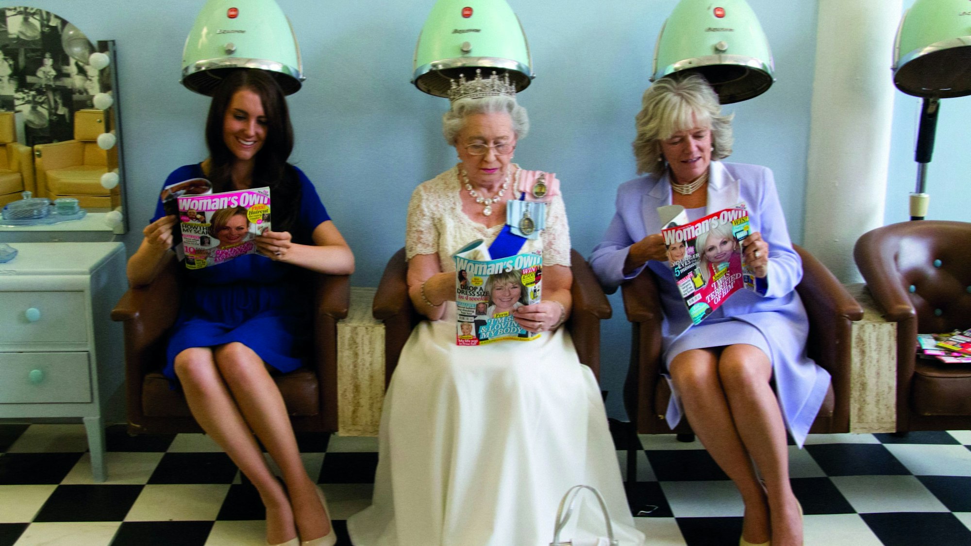 Doppelgängerinnen der verstorbenen Queen Elizabeth sowie von Kate und Camilla sitzen in einem Friseursalon. Das Foto stammt von der britischen Künstlerin Alison Jackson.