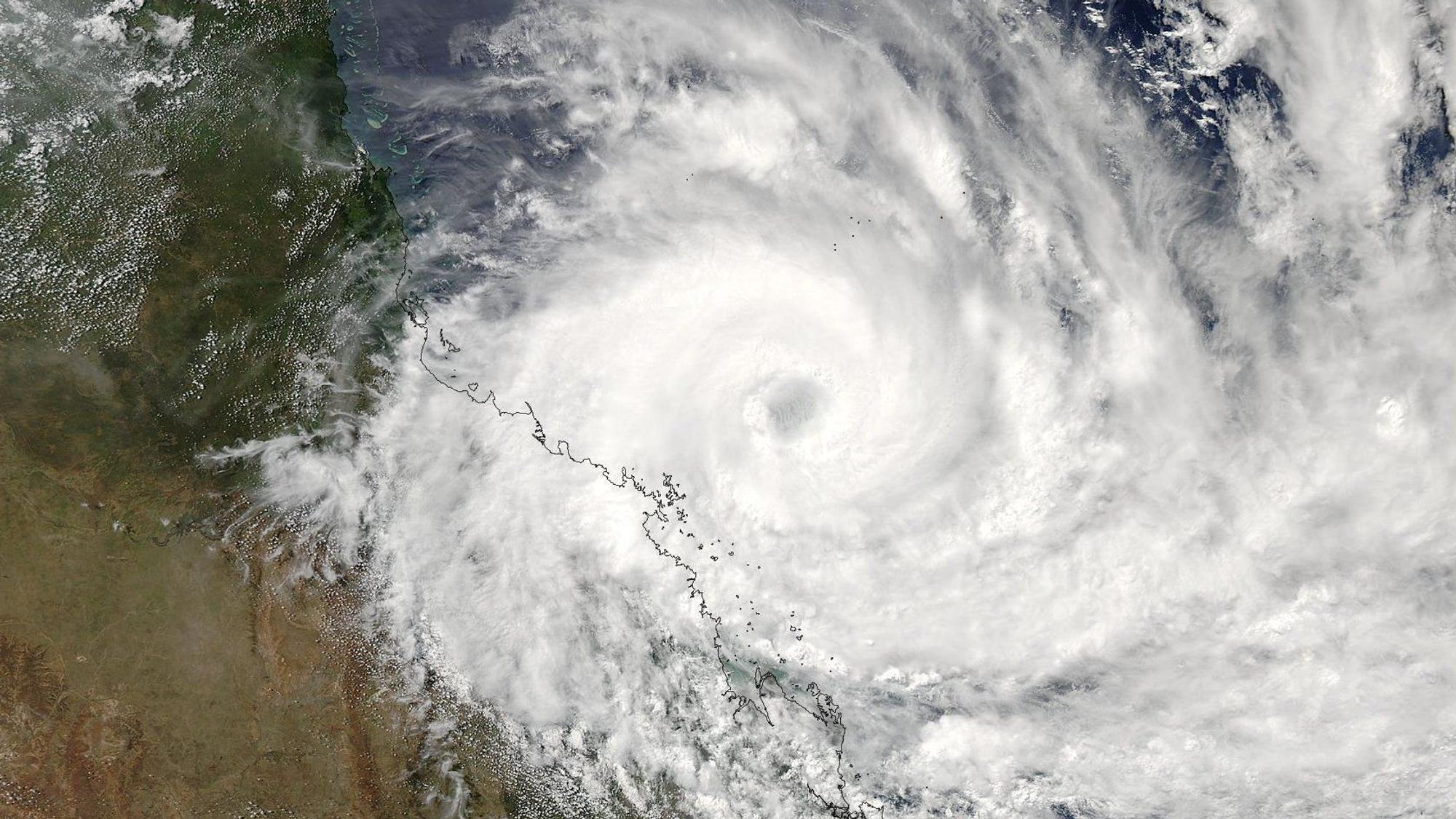 Ein Satellitenbild der NASA zeigt den Wirbelsturm Debbie am 27.03.2017 über der Küste des australischen Bundesstaates Queenland. Mit Windgeschwindigkeiten von bis zu 260 Stundenkilometern hatte der Wirbelsturm Debbie die australische Nordostküste erreicht.