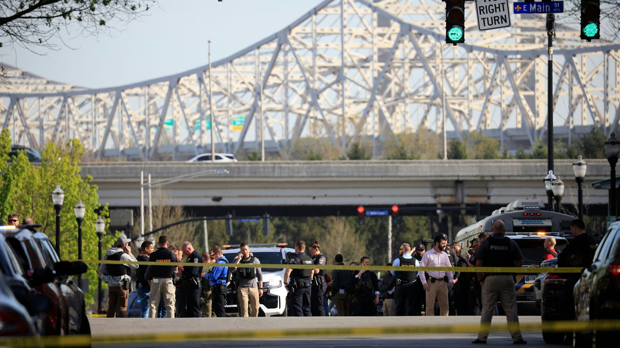 Polizisten sichern den Tatort in Louisville im US-Bundestaat Kentucky.