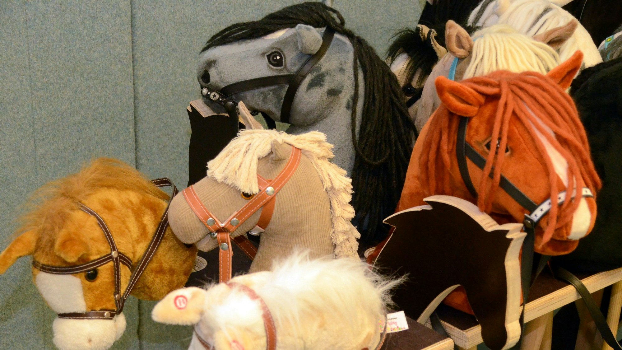 Es sind einige der Steckenpferde zu sehen.