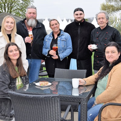 Monika Schlösser (Mitte hinten) und ihr Team.