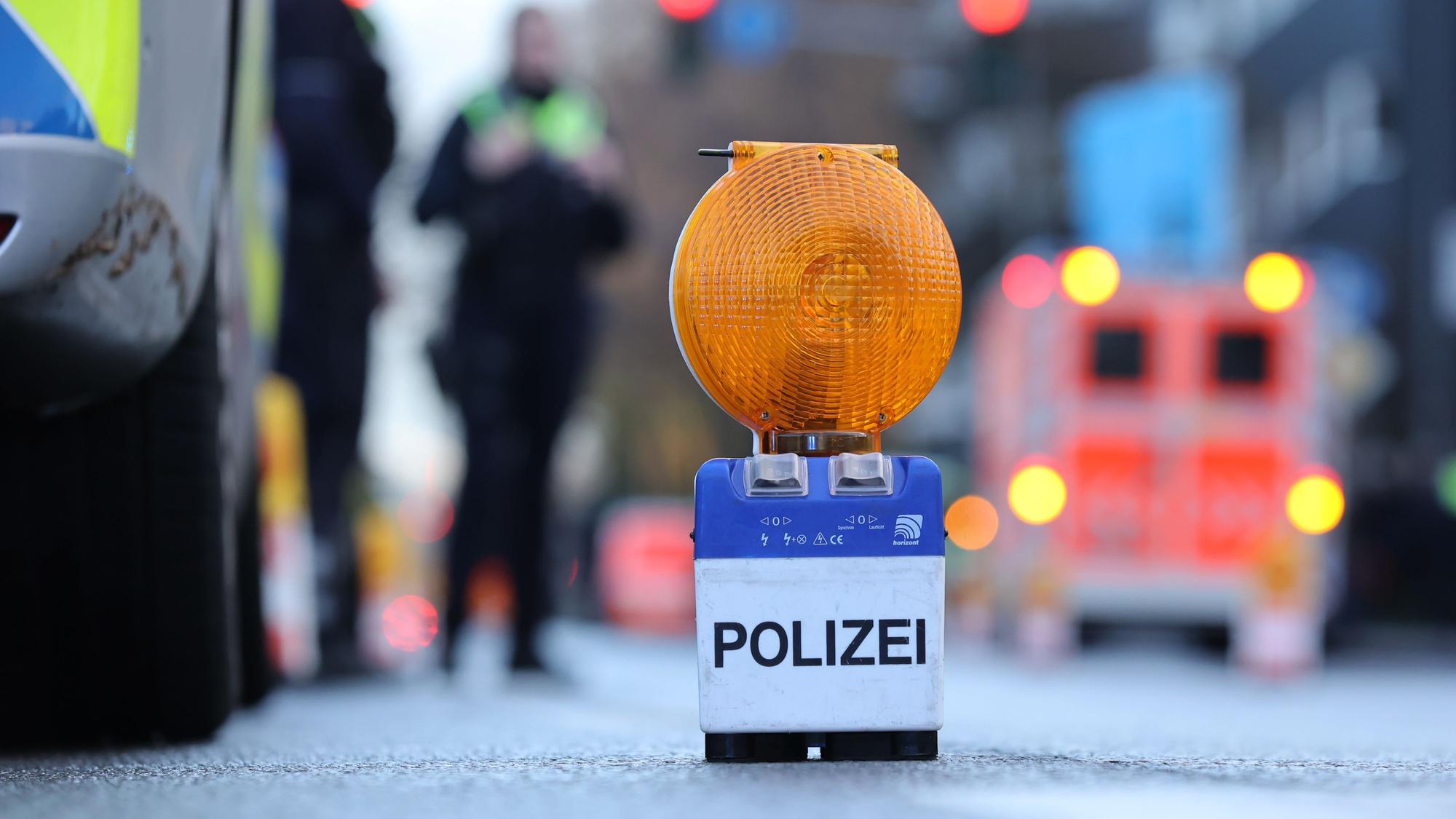 Beim Überqueren einer Straße wurde eine ältere Frau in Eschweiler von einem Auto erfasst. Der Autofahrer hatte sie offenbar nicht gesehen, er fuhr ungebremst in die 77-Jährige.