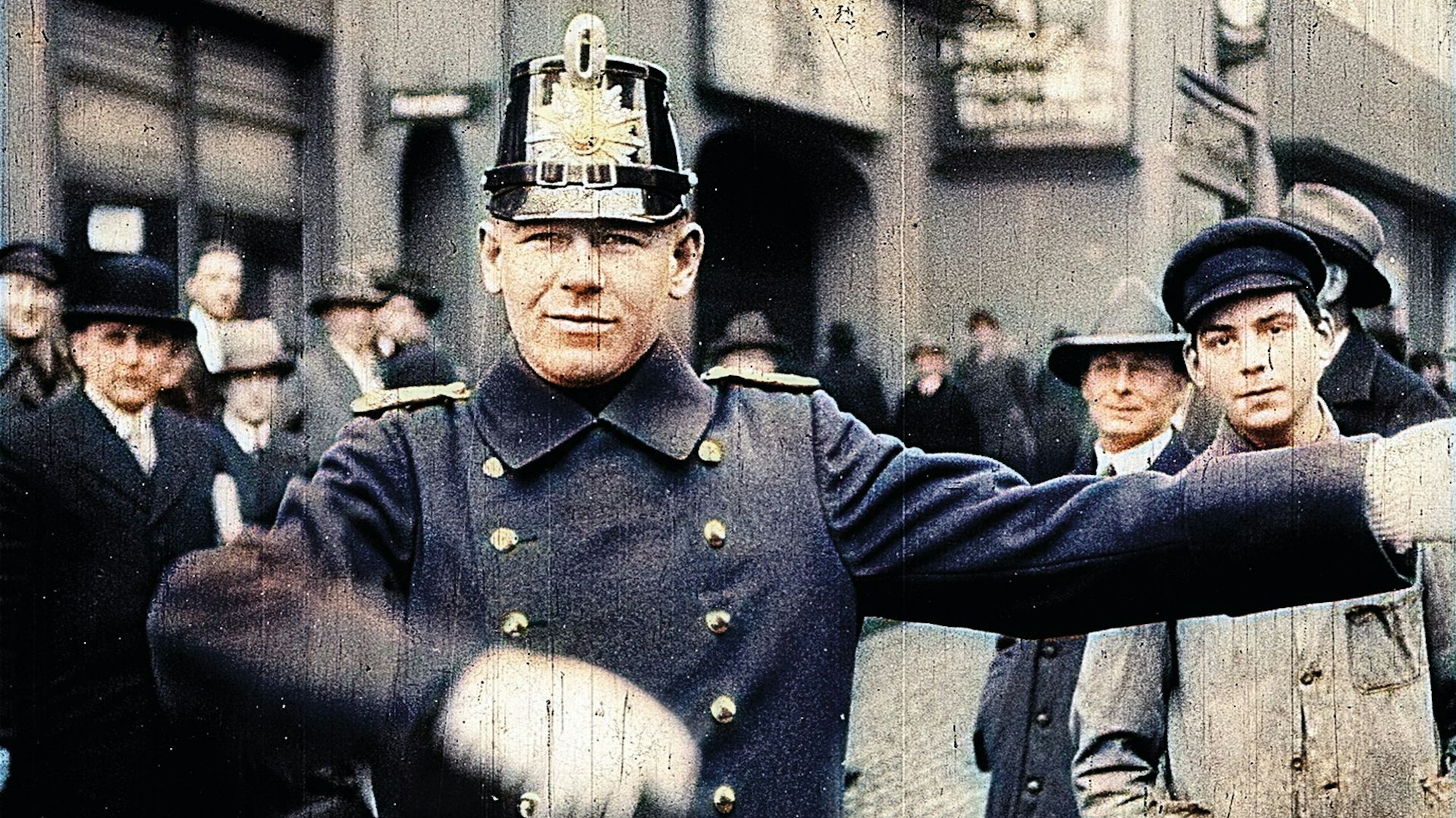 Spannende Einblicke in das Köln früherer Jahrzehnte bietet die neue DVD-Sammlung – hier ein kölscher Schutzmann im Jahr 1926.