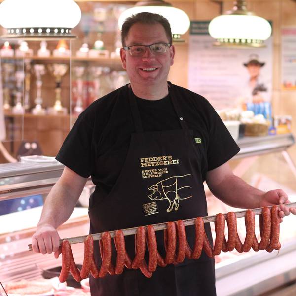 Wurst Metzger Daniel Fedder aus Much vor seiner Ladentheke.