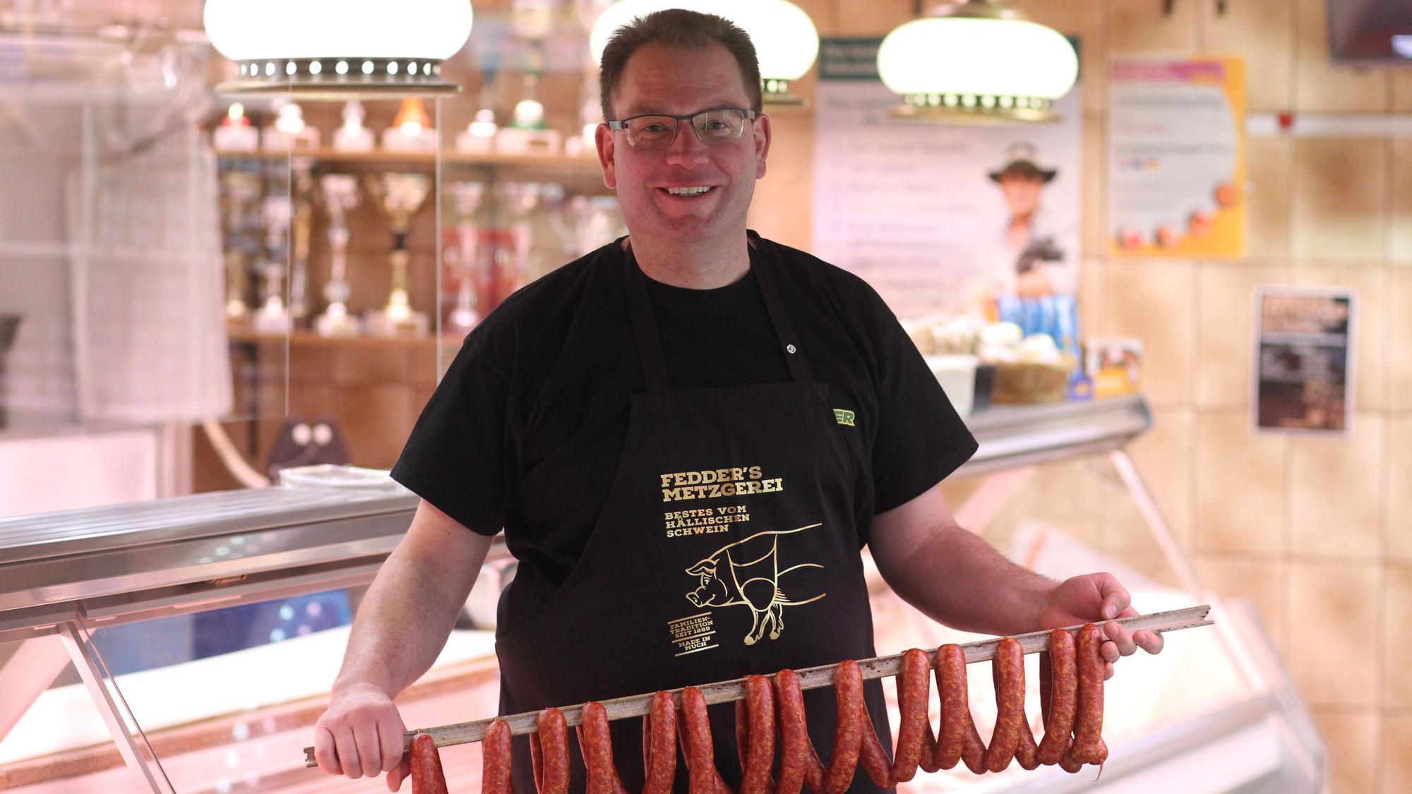 Wurst Metzger Daniel Fedder aus Much vor seiner Ladentheke.