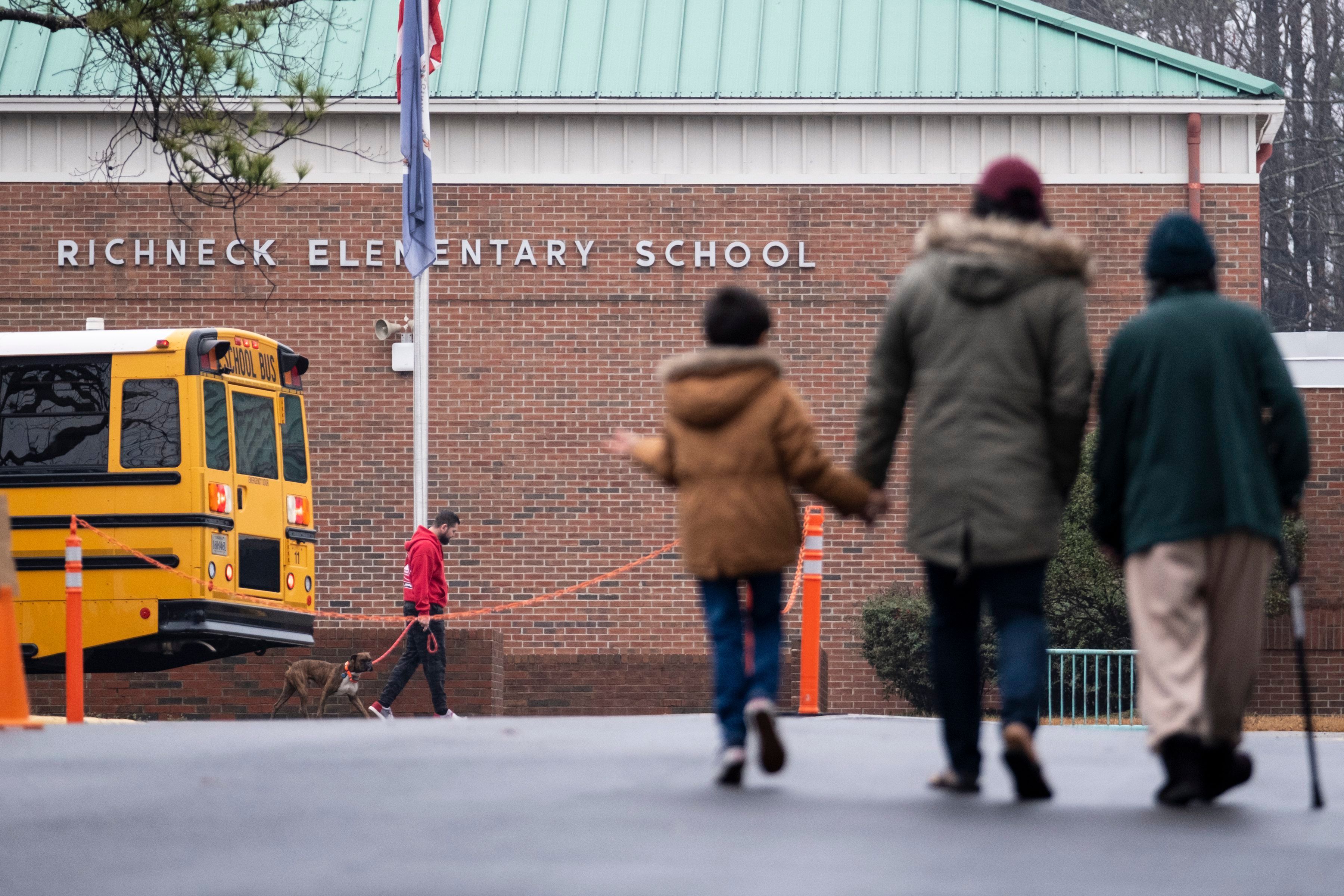Eltern bringen ihr Kind in die Richneck-Grundschule in Newport.