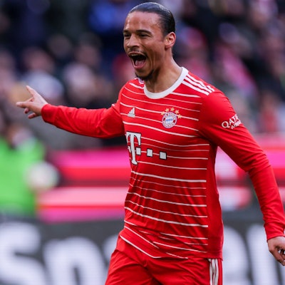 Leroy Sane FC Bayern München bejubelt das Tor zum 1:0 durch Dayot Upamecano