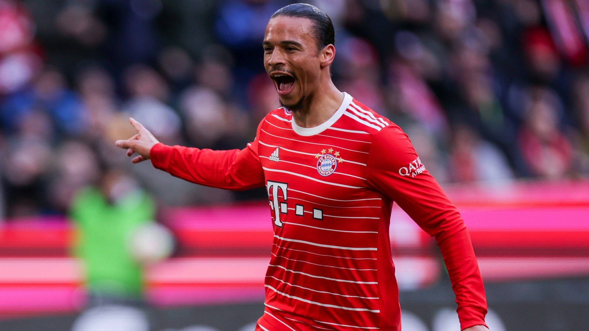 Leroy Sane FC Bayern München bejubelt das Tor zum 1:0 durch Dayot Upamecano