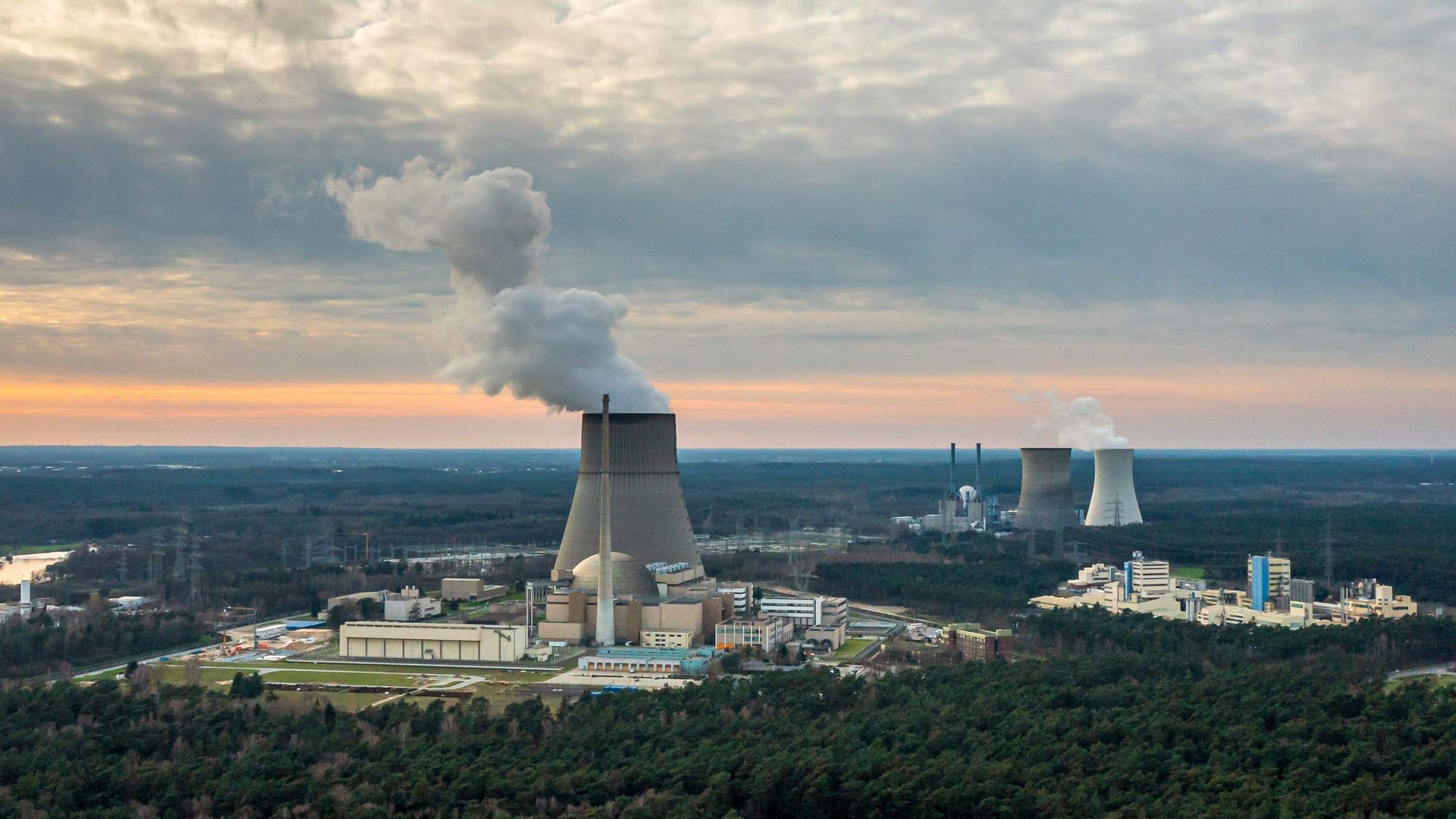 Das Kernkraftwerk Emsland (Luftaufnahme mit einer Drohne). Nach der Abschaltung des Atomkraftwerks Emsland im niedersächsischen Lingen am 15. April rechnet Betreiber RWE mit einer 14 Jahre dauernden ersten Rückbauphase einschließlich Nachbetrieb.