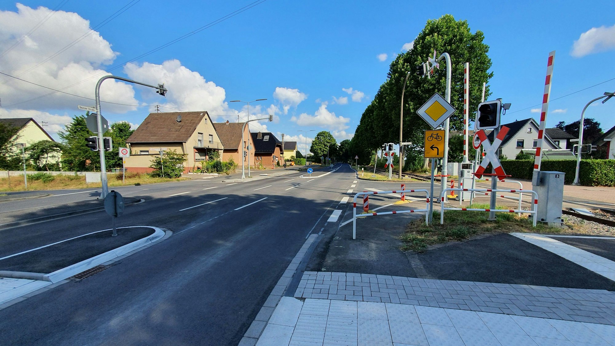 Es ist die Straße zu sehen, über die im Text berichtet wird.